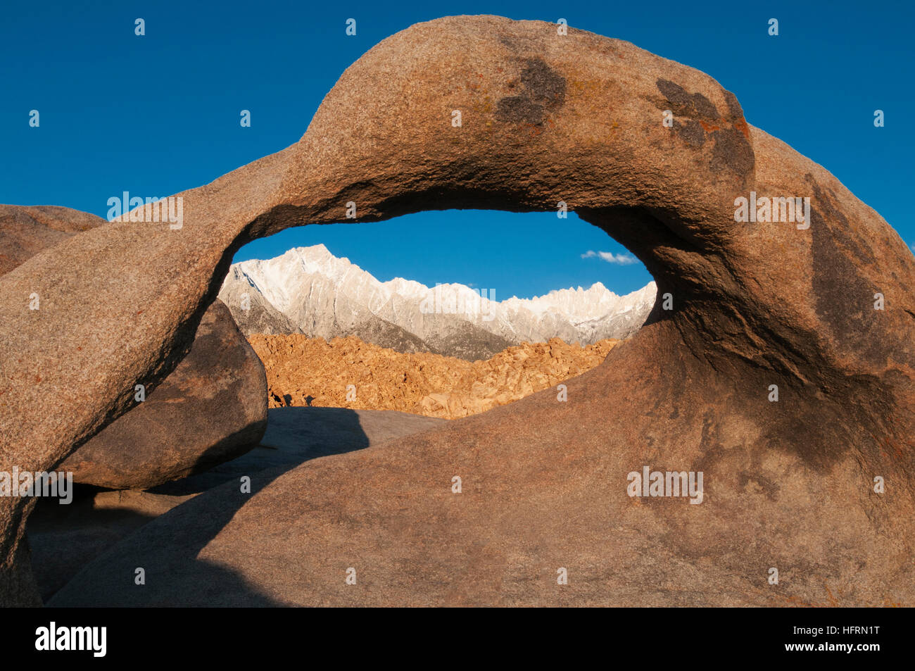 Mount Whitney, der höchste Gipfel in den angrenzenden Vereinigten Staaten, betrachtet durch Mobius Arch, Alabama Hills, Kalifornien Stockfoto