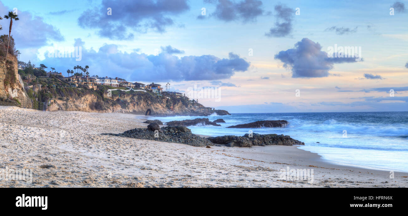 Sonnenuntergang über der Küste von einem tausend Schritte Strand mit Gezeitenbecken und Klippen in Laguna Beach, Kalifornien, USA Stockfoto