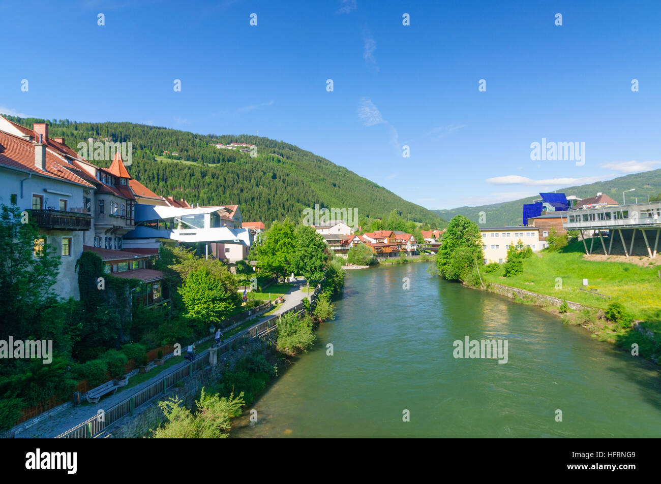 Murau: Fluss Mur mit Cafe Freiraum (neues Gebäude auf der linken Seite), Murtal, Steiermark, Steiermark, Österreich Stockfoto