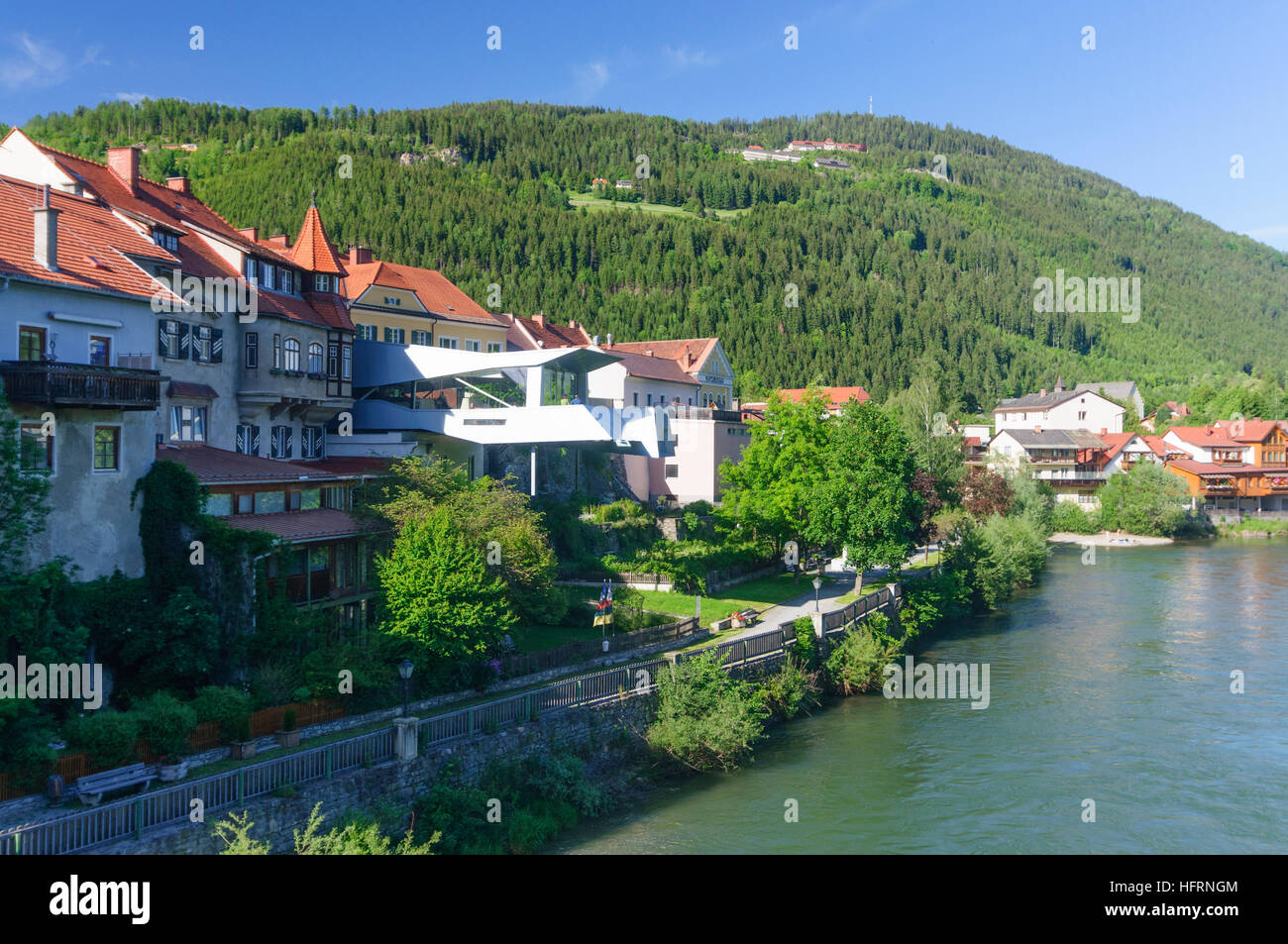 Murau: Fluss Mur mit Cafe Freiraum (neues Gebäude auf der linken Seite), Murtal, Steiermark, Steiermark, Österreich Stockfoto