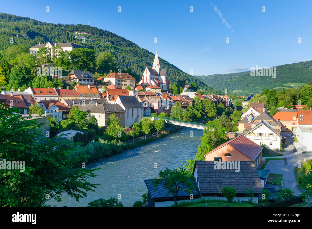 Murau: Blick auf Murau mit Schloss, Kirche St. Matthäus und Fluss Mur, Murtal, Steiermark, Steiermark, Österreich Stockfoto
