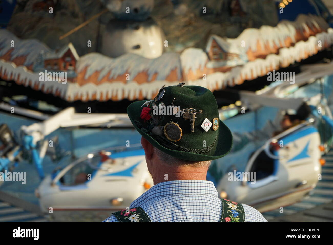 Man wearing traditional bavarian hat -Fotos und -Bildmaterial in hoher ...