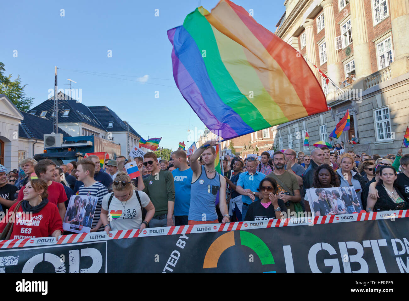 20. August 2013 - demonstrieren 10.000 Menschen in Kopenhagen vor der russischen Botschaft gegen die russischen Anti-Homosexuell-Gesetze. Stockfoto