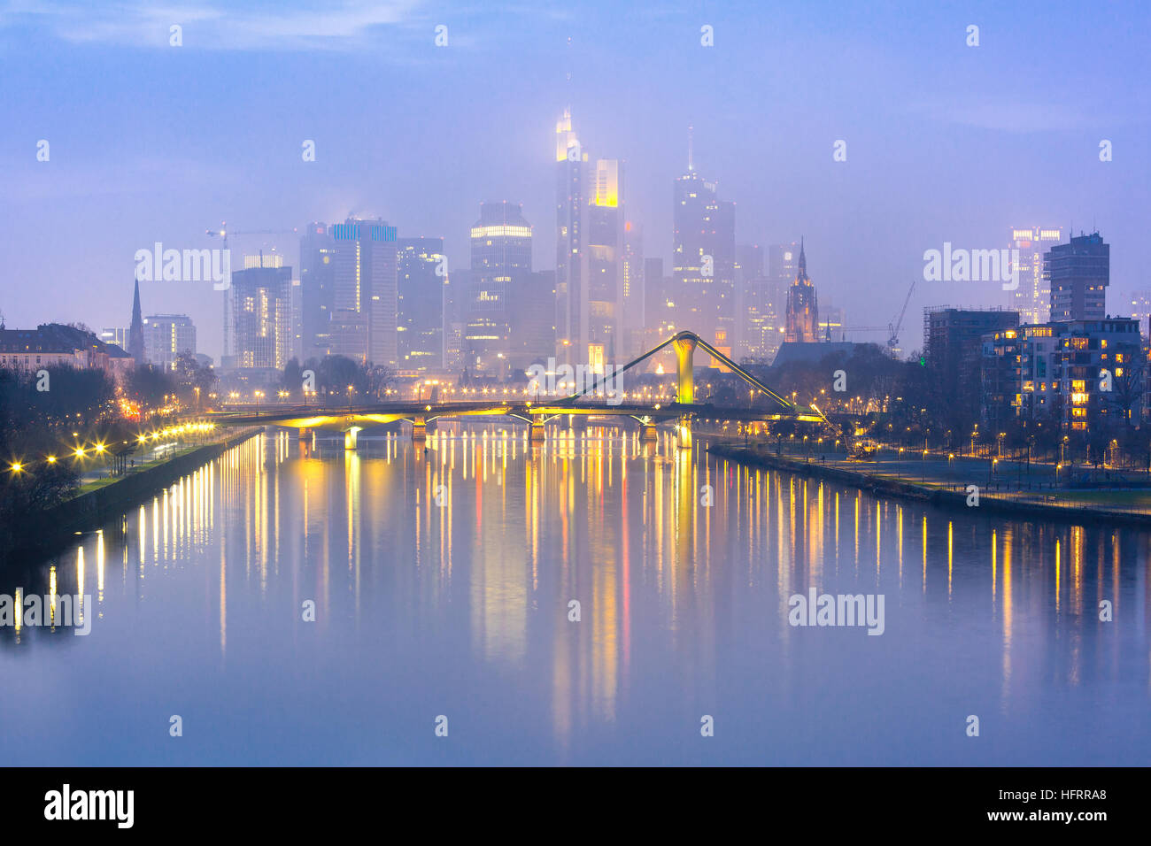 Neblig Frankfurt Am Main während der blauen Stunde, Deutschland Stockfoto