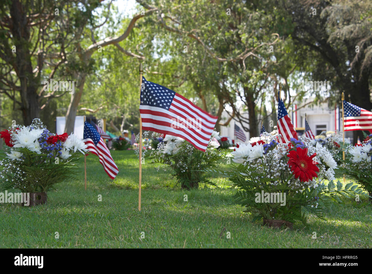 Memorial Day Flaggen platziert an den Grabstätten zollen gefallenen Soldatinnen und Soldaten, die ihr Leben im Dienst für unser Land Stockfoto