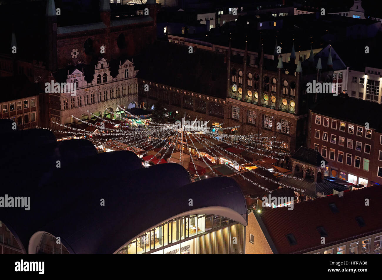 Luftaufnahme des Lübecker Weihnachtsmarkt in Deutschland in der Nacht Stockfoto