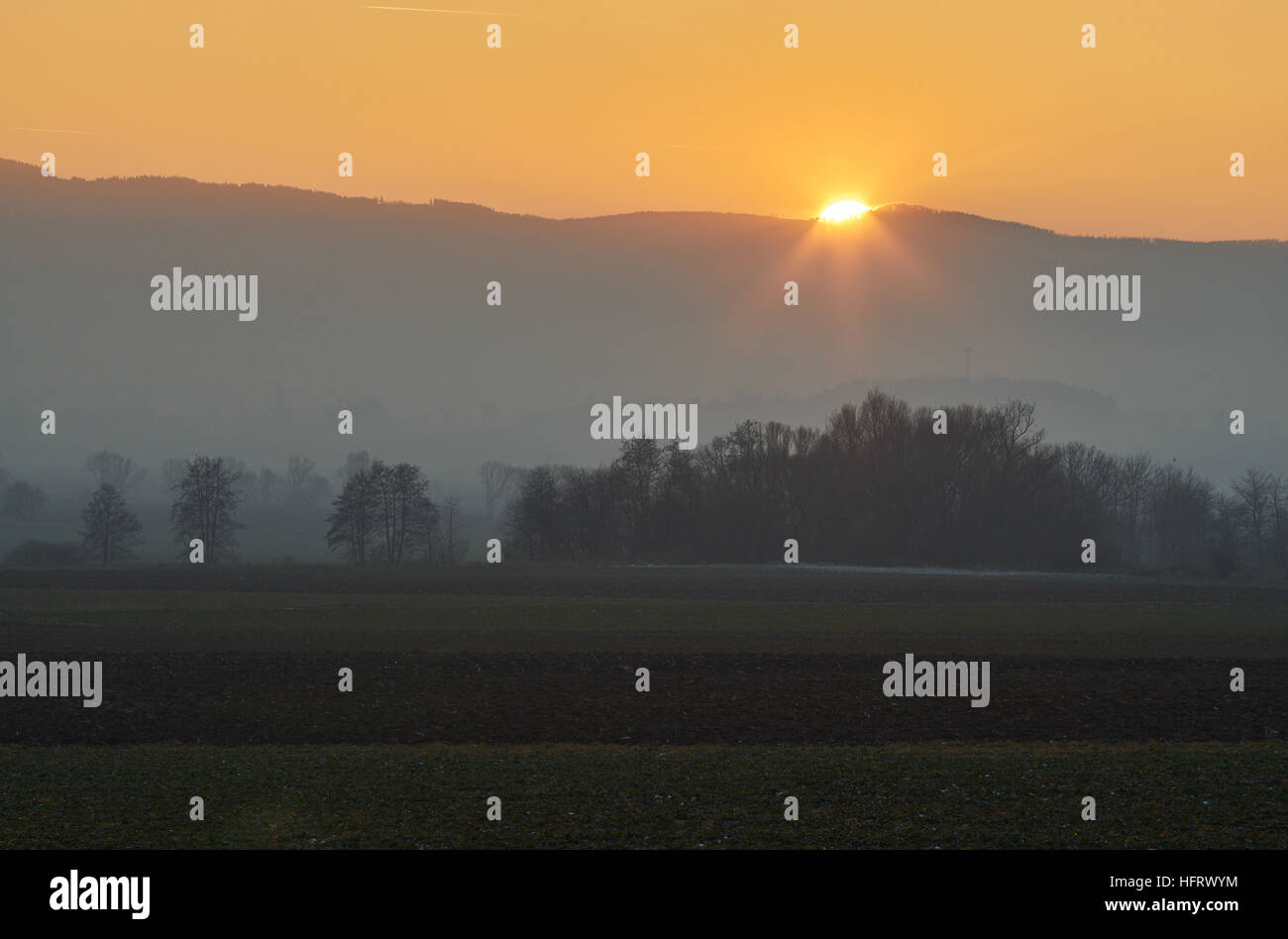 Winter-Sonnenuntergang am Fuße der Eule Berge niedriger Schlesien Polen Eulengebirge Stockfoto