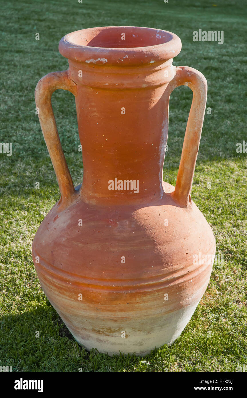 Eine ägyptische traditionellen Ton (Terrakotta)-Glas auf dem Rasen Stockfoto