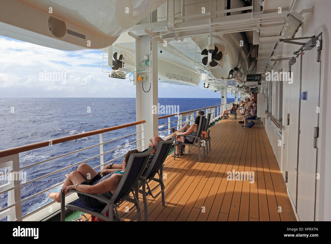 Promenadendeck P & O Kreuzfahrtschiff Azura, mit Passagieren genießen die schattigen Bereiche Stockfoto