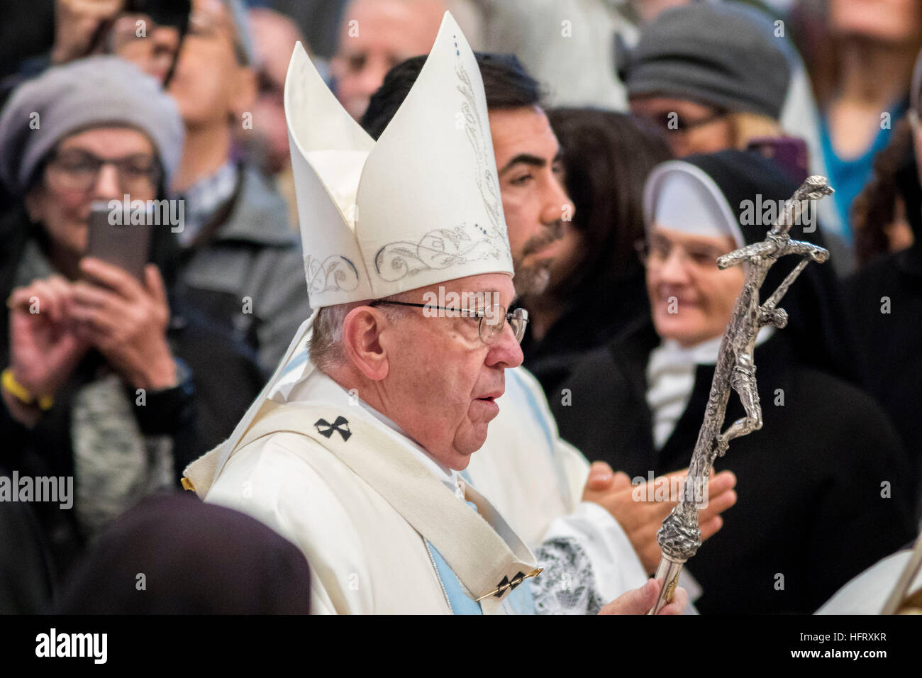 Vatikanstadt, Vatikan. 1. Januar 2017. Papst Francis feiert ein Neujahrs Messe im Petersdom im Vatikan, Vatikanstadt. Papst Francis verurteilte die tödliche Silvester Eve Terror-Anschlag auf eine Diskothek in Istanbul, in dem ein Schütze eröffneten das Feuer auf Silvester Feiernden in Istanbuls Reina Treffpunkt am 01:30 (22:30 GMT), mindestens 39 Menschen getötet und verletzt wurden zahlreiche andere. © Giuseppe Ciccia/Pacific Press/Alamy Live-Nachrichten Stockfoto