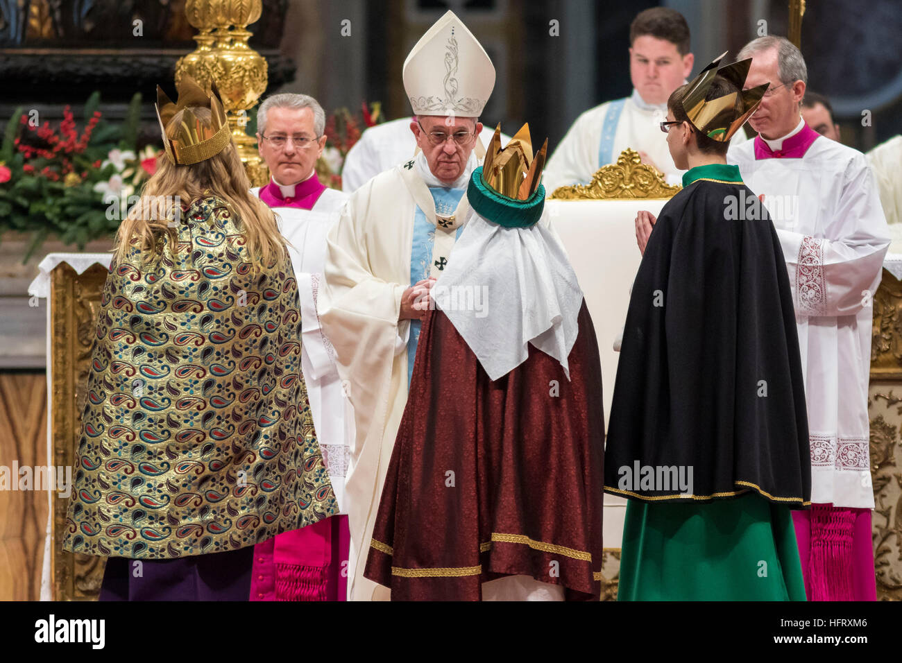 Vatikanstadt, Vatikan. 1. Januar 2017. Papst Francis feiert ein Neujahrs Messe im Petersdom im Vatikan, Vatikanstadt. Papst Francis verurteilte die tödliche Silvester Eve Terror-Anschlag auf eine Diskothek in Istanbul, in dem ein Schütze eröffneten das Feuer auf Silvester Feiernden in Istanbuls Reina Treffpunkt am 01:30 (22:30 GMT), mindestens 39 Menschen getötet und verletzt wurden zahlreiche andere. © Giuseppe Ciccia/Pacific Press/Alamy Live-Nachrichten Stockfoto