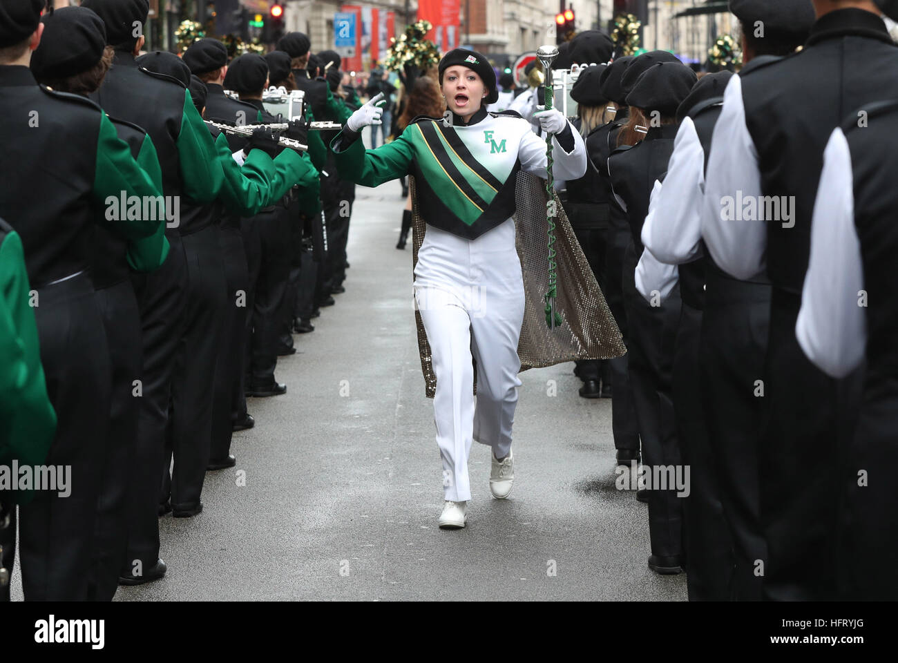 Majorette mit anderen Bandmitglieder beteiligt sich an der Londoner New Year Day Parade. Stockfoto