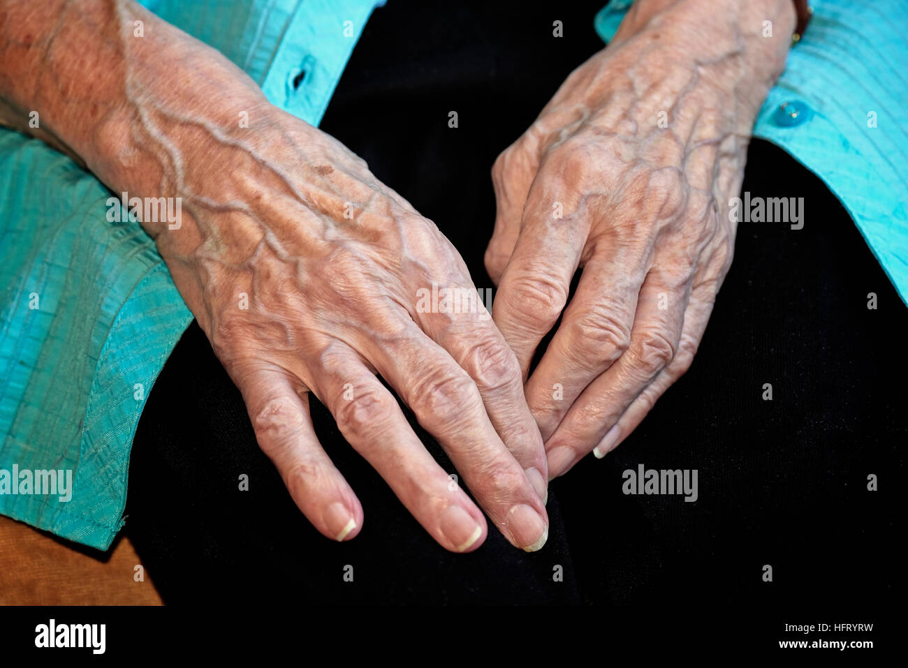 Ältere kaukasischen Frauen Hände halten Zweisamkeit Stockfoto