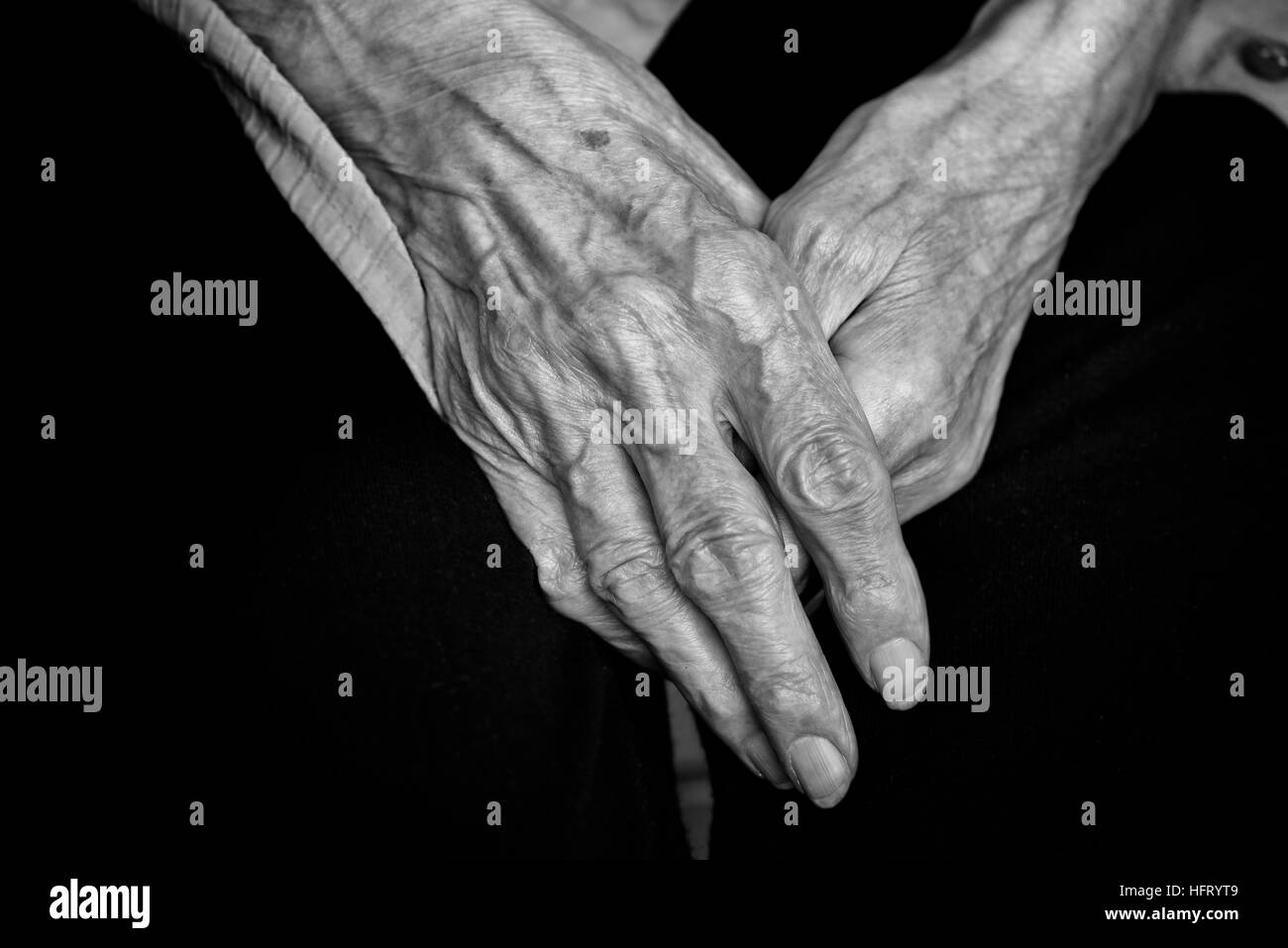 Ältere kaukasischen Frauen Hände halten Zweisamkeit Stockfoto