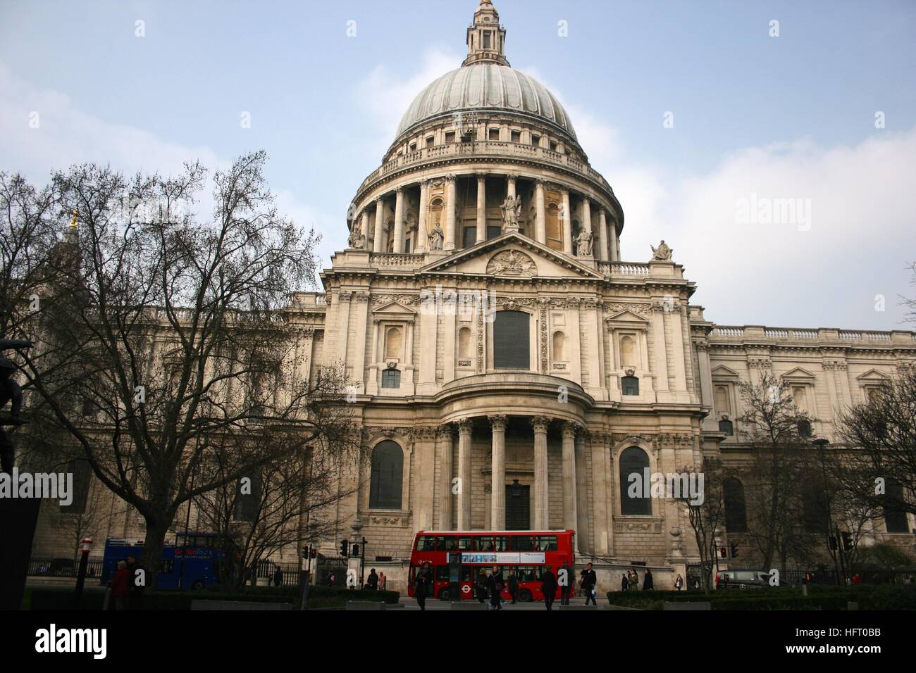 Eingang zur St. Pauls Cathedral in London mit roten bus Stockfoto