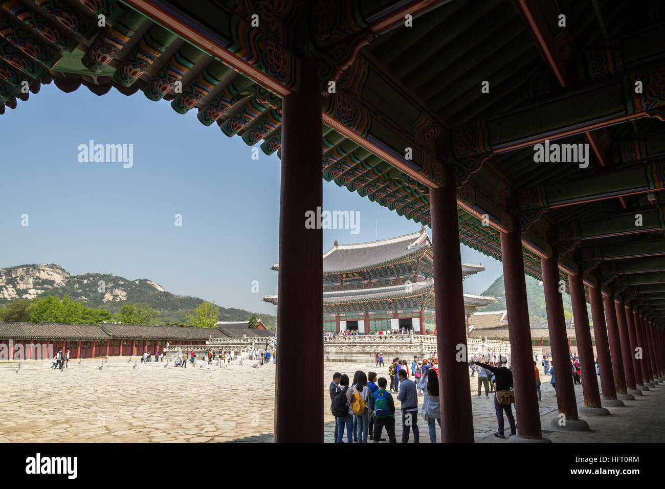 Touristen an der hölzernen Außengang und Vorplatz der Thronsaal im Gyeongbokgung Palace in Seoul, Südkorea. Stockfoto