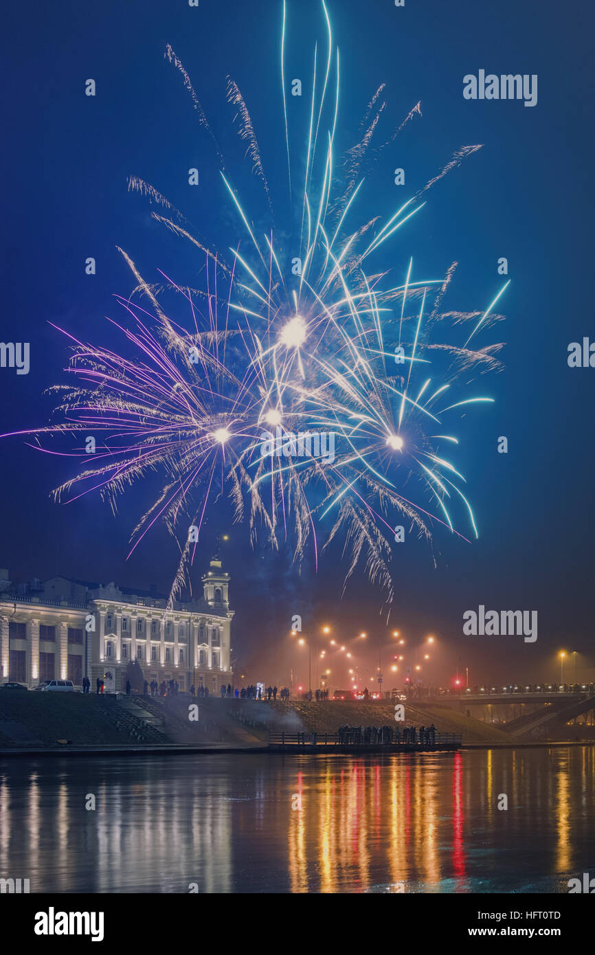 Feuerwerk und Silvester feiern am Flußufer Stockfoto