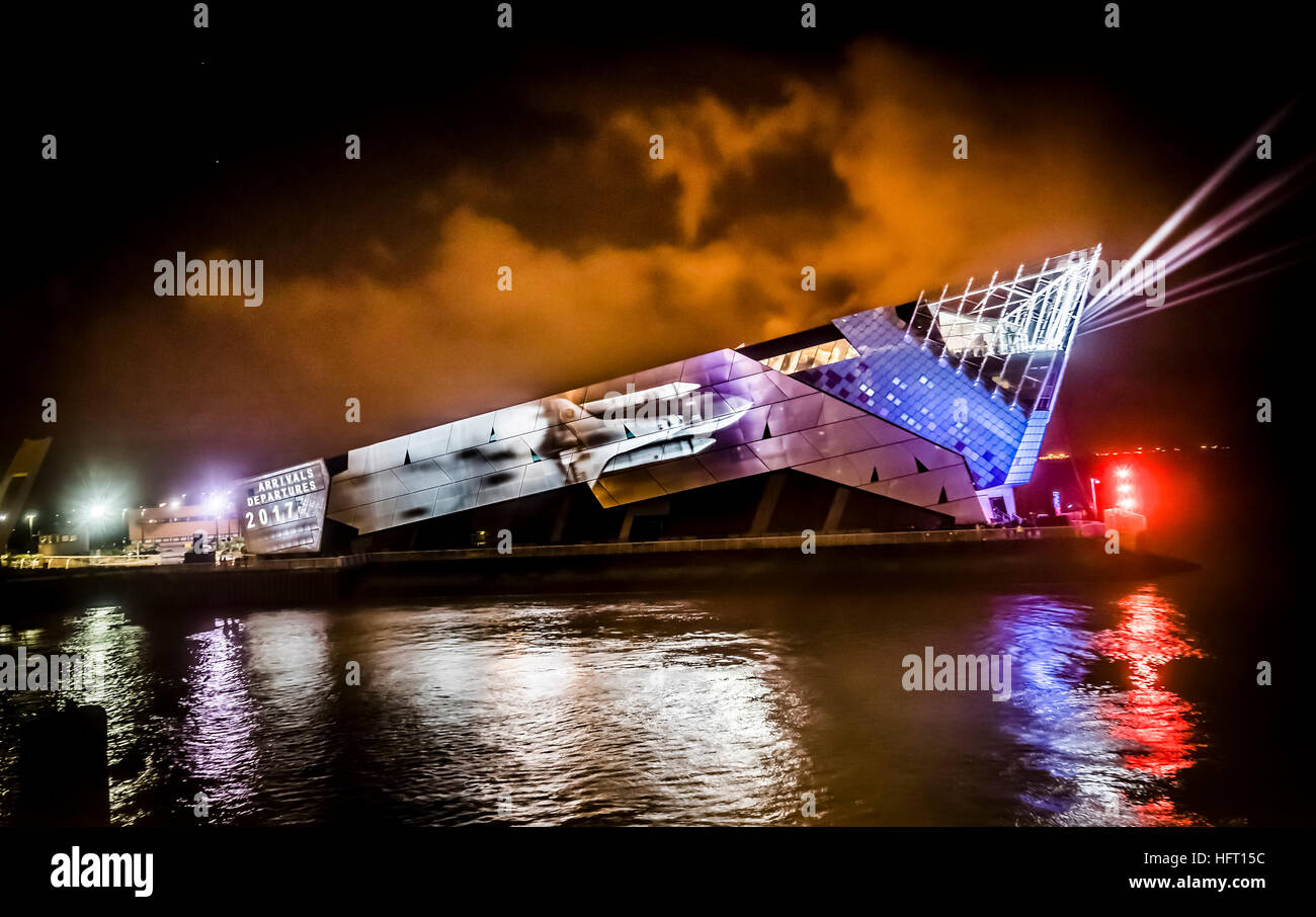 Eine Kunst-Installation mit dem Titel Ankünfte und Abflüge von Arts kollektive "Nachahmung den Hund" The Deep, ein Aquarium in Hull, projiziert wird, die Bestandteil Made in Hull Serie anlässlich der offiziellen Eröffnung ihrer Amtszeit als Kulturstadt UK. Stockfoto