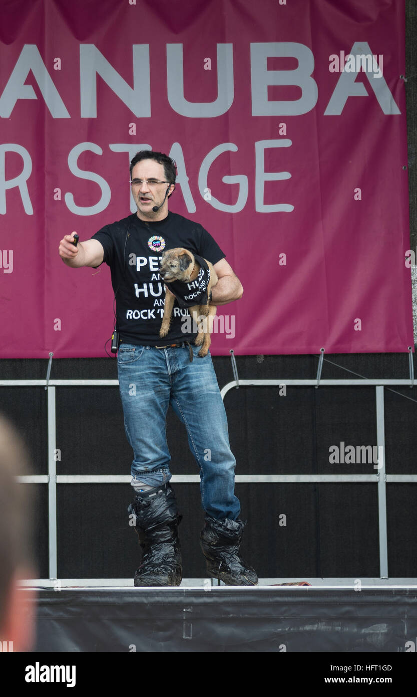 Noel Fitzpatrick auf einer Bühne mit seinem Hund Stockfoto