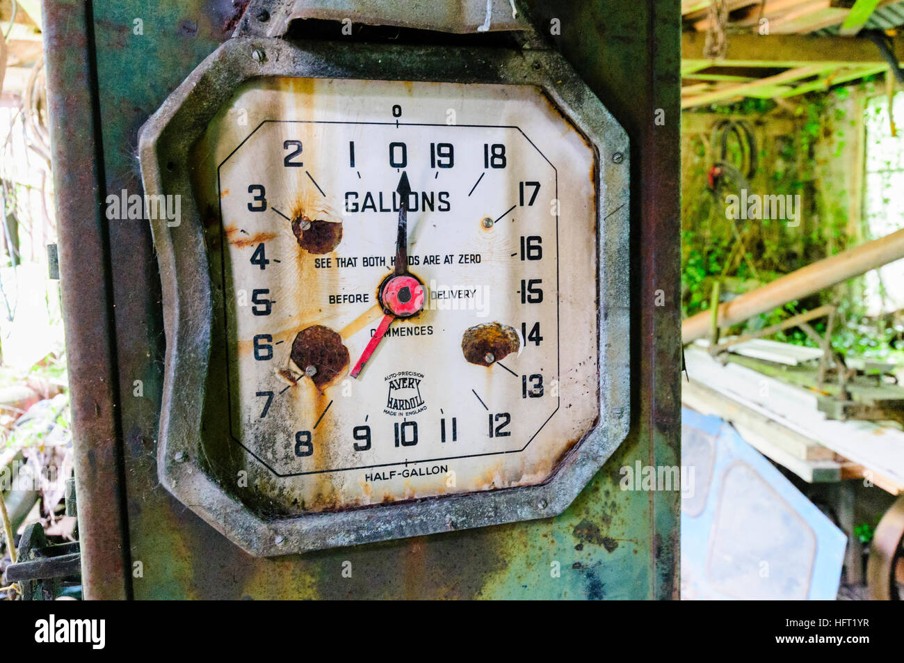 Gebrochene, alte Zapfsäule in einer verlassenen Werkstatt Stockfoto