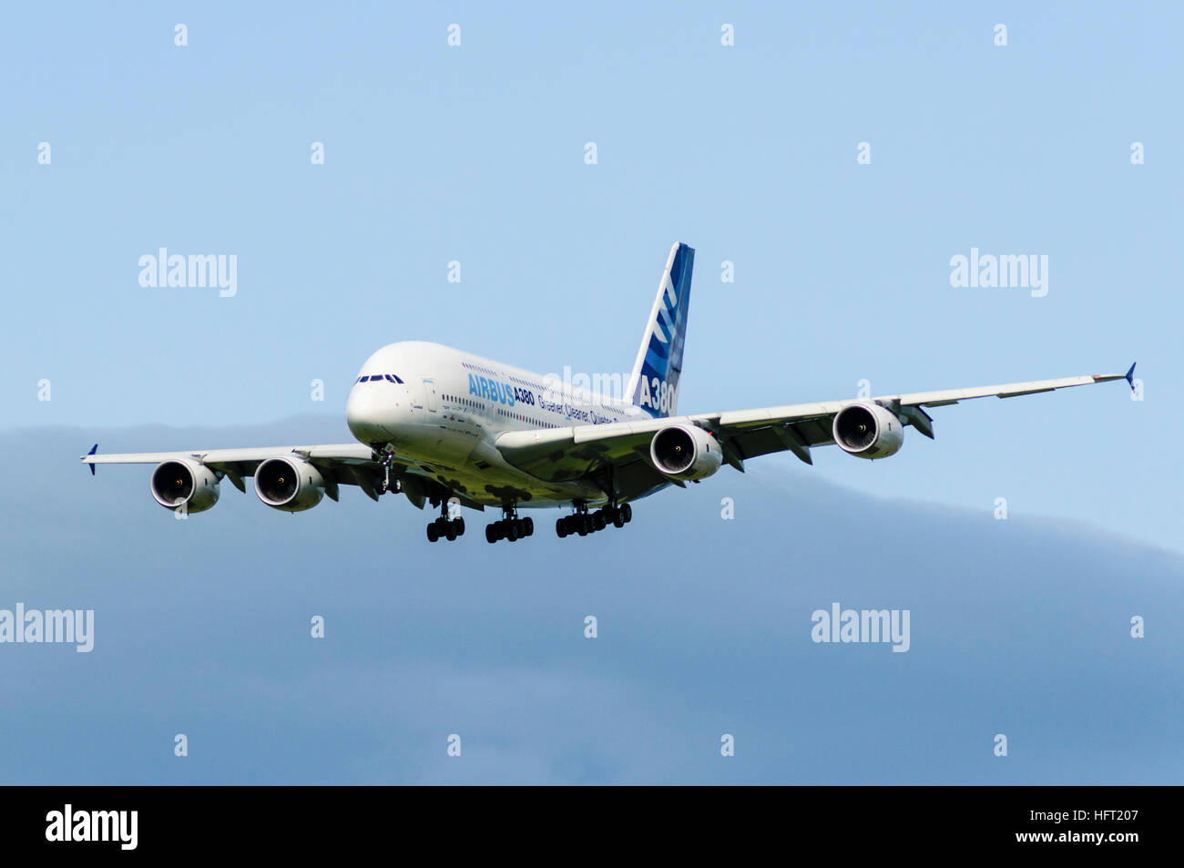 Airbus A380 bei Airbus livery im Flug Stockfoto