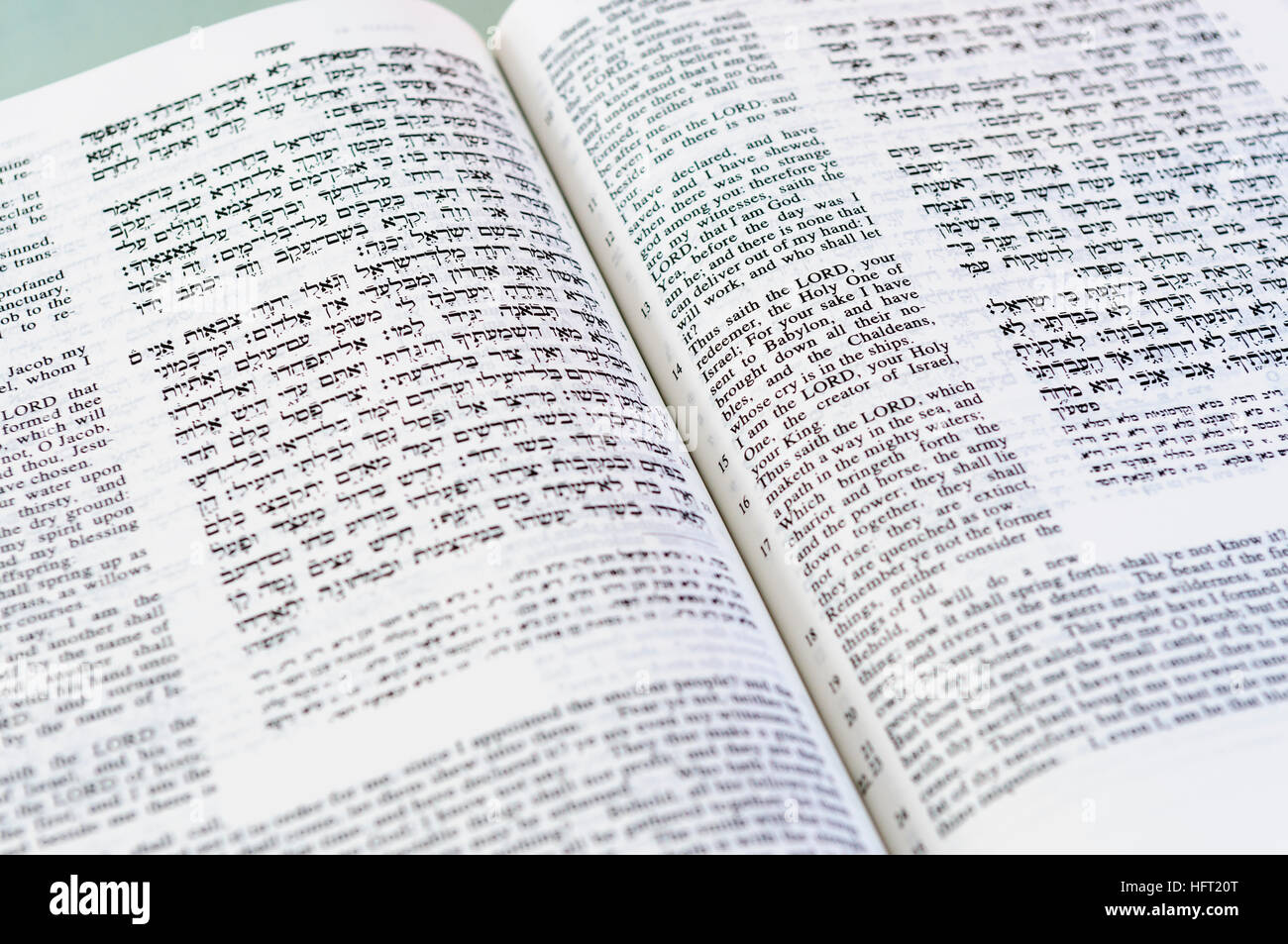 Seite aus der Thora mit Schriften in englischer und hebräischer Sprache Stockfoto