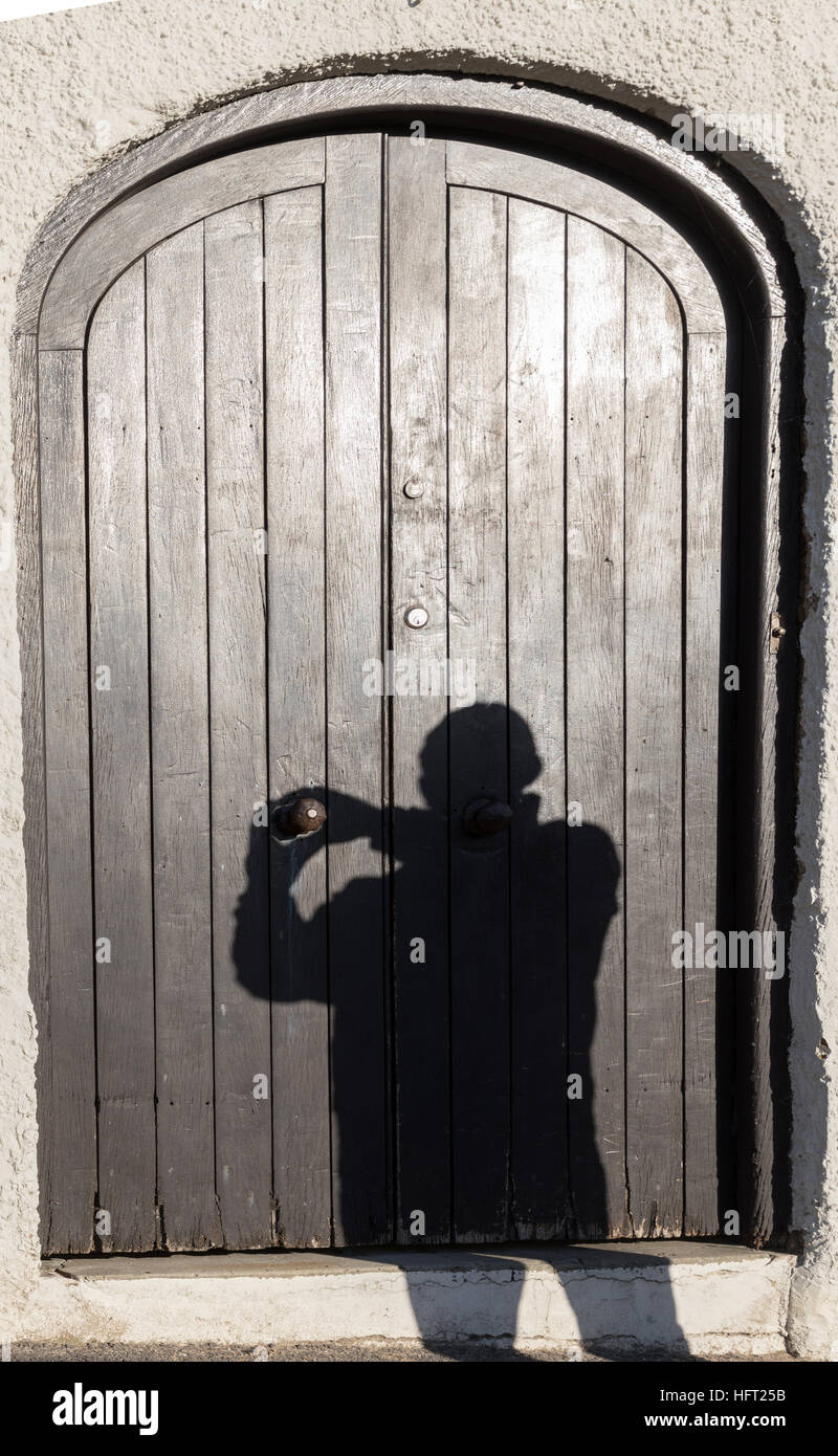 Schatten des Mannes auf sonnigen Tag versuchen, offene Türgriff Stockfoto