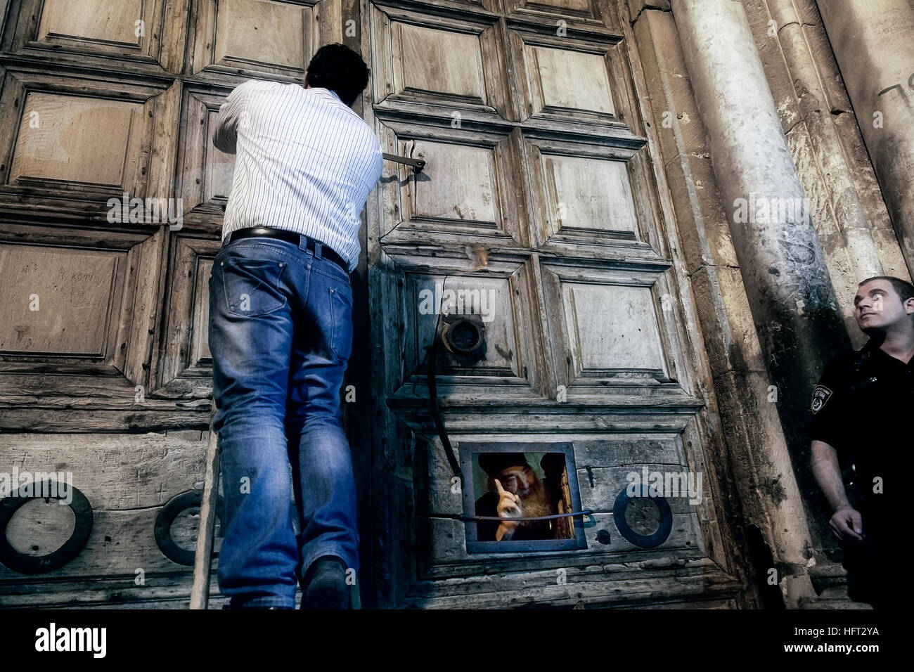 Jerusalem, Israel - 26. November 2013: Ein traditionelles Ritual der Türen der Kirche des Heiligen Grabes. Stockfoto