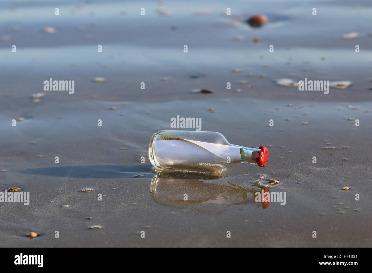 Flaschenpost auf den Sand gewaschen Stockfoto