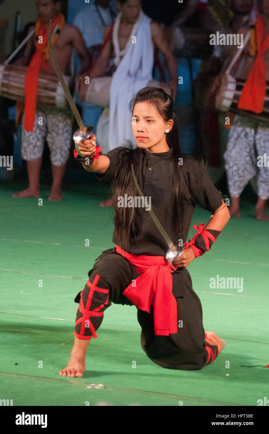 Thang Ta-Tänzerin aus Manipur Auftritt in "Farben NE Indiens" auf dem Sangai Festival, Imphal, Indien Stockfoto