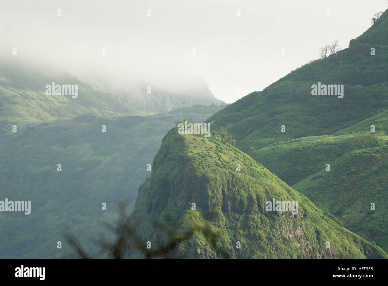 Sinhagad Szene im Monsun mit Touristen und die Aussicht von der Festung Shivaji Maharaj Maharashtra Stockfoto