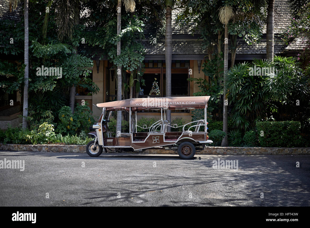 Tuk Tuk Thailand. Länglicher Tuk Tuk, der als kostenloser Transportwagen für Hotelgäste genutzt wird. Thailand S. E. Asien. Stockfoto