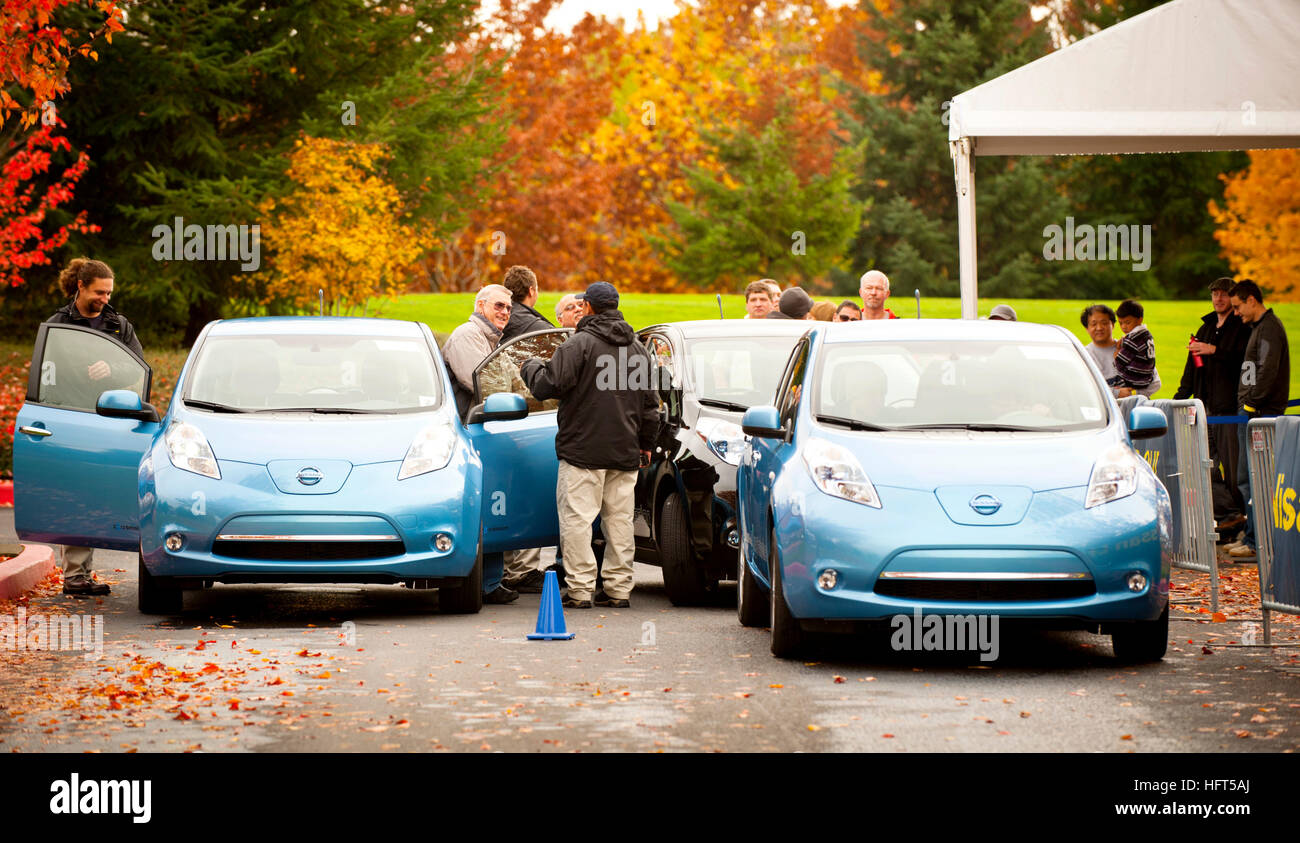 Portland, Oregon Testfahrer Laufwerk das erste Nissan LEAF Elektrofahrzeuge in Nordamerika. Stockfoto