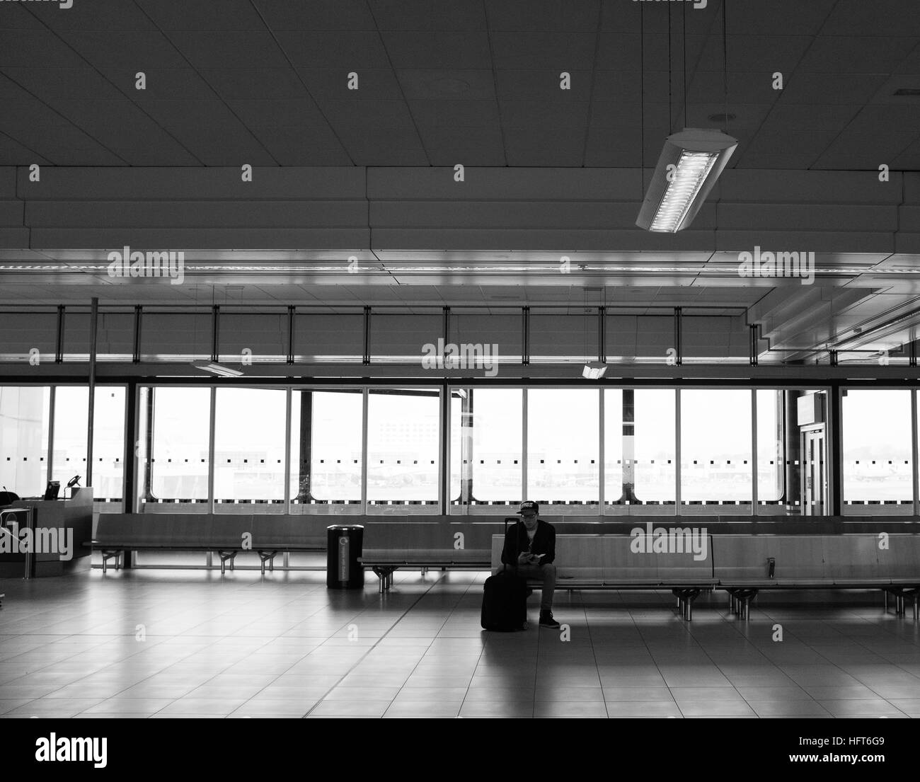 Ein einsamer Passagier erwartet seinen Flug Stockfoto