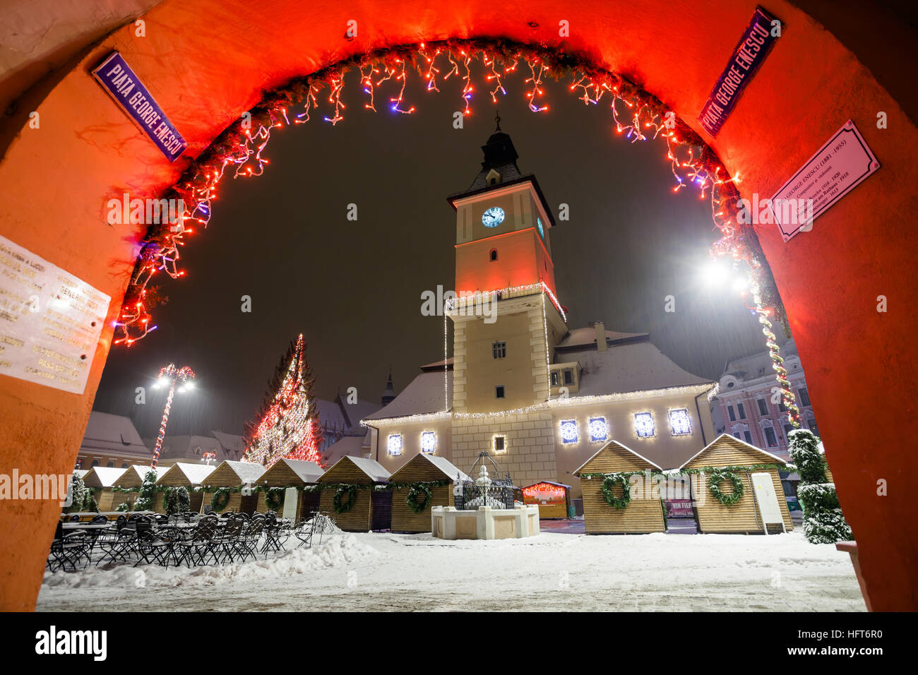 Brasov Council House Nachtansicht dekoriert für Weihnachten und traditionellen Wintermarkt in der Altstadt gelegen, Rumänien Stockfoto