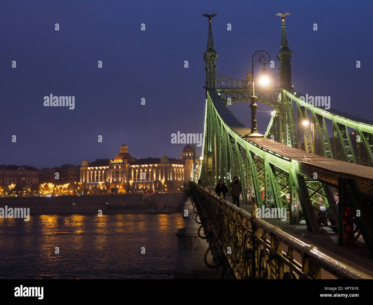 Das Gellert-Hotel am Ufer der Donau in Budapest, Ungarn, mit der Szabadsag Freiheitsbrücke im Vordergrund. Stockfoto