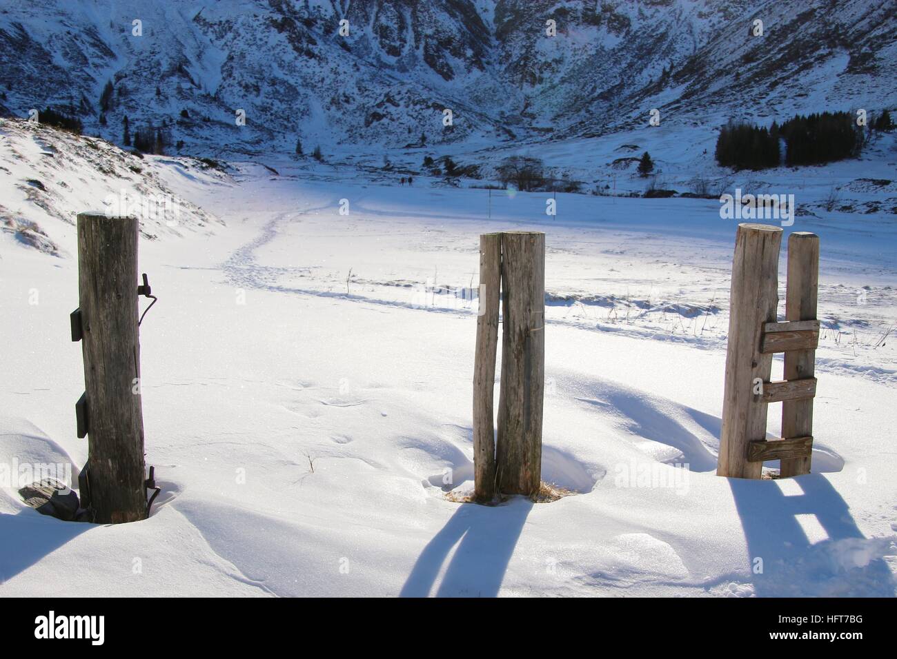 Landschaft mit Holzpfosten in den Bergen im Winter, an der Spitze des Gasteinertales, Österreich, Europa. Stockfoto