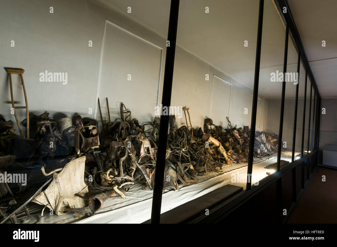 In einer der Unterkünfte Ziegelblöcke (alle in Museen verwandelt) mit einem großen Schaufenster der Krücken entrissen Gliedmaßen und Beinprothesen t Stockfoto