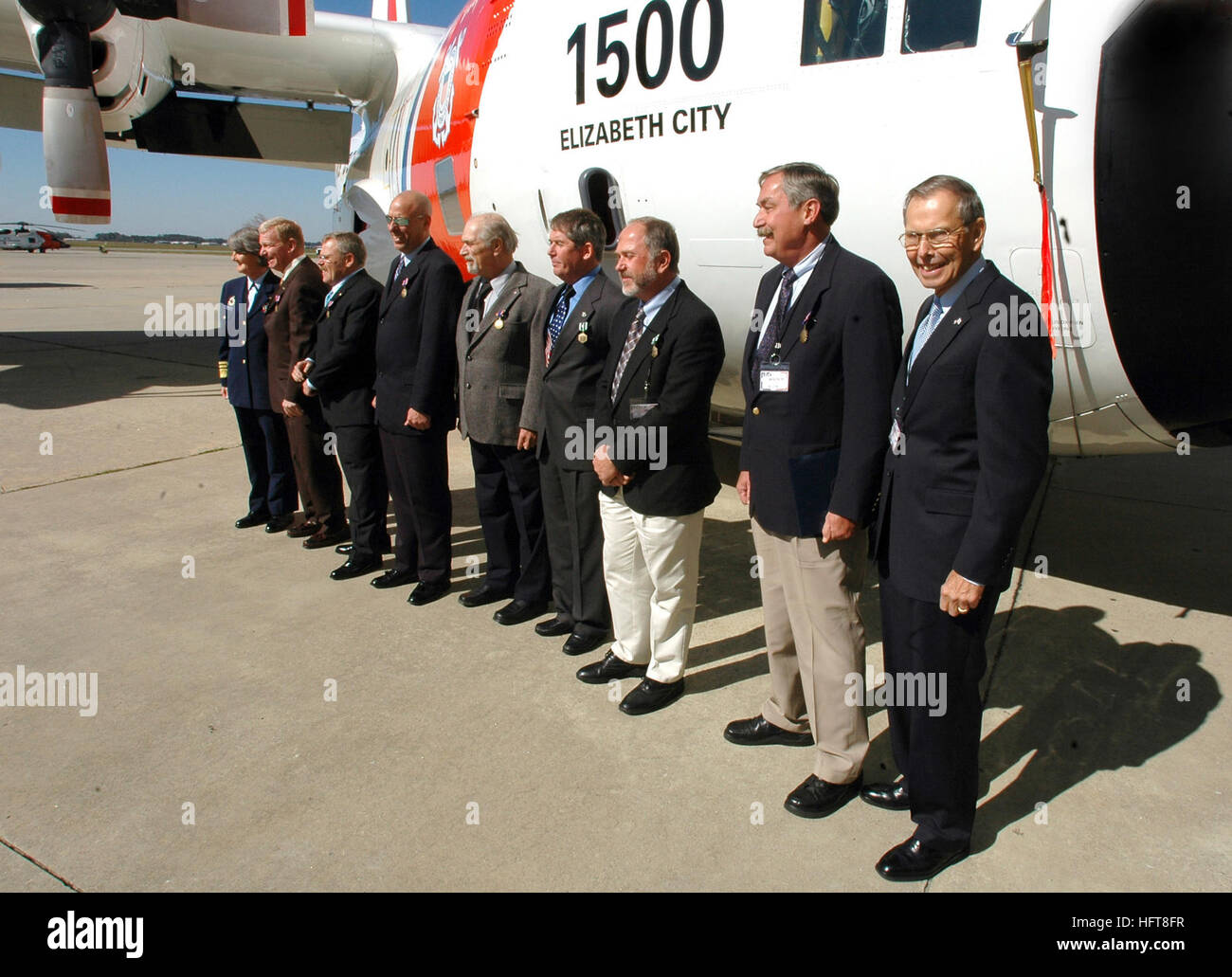 061026-N-4515N-185 Elizabeth City, N.C (26. Oktober 2006) - sechs Crew eine HC - 130 H Hercules-Klasse Flugzeuge, Küstenwache 1500 (CG-1500), Stand vor der ihr altes Flugzeug während eines Jahrgangs der Preisverleihung. CG-1500 wurde Okt. 26, für ihre Rolle in der heldenhafte Rettung von 10 Leben aus einer p-3 Orion-Klasse Flugzeuge (Alfa Foxtrott 586) anerkannt, die den Pazifischen Ozean, vor 28 Jahren abgestürzt. Foto: U.S. Navy Masse Kommunikation Spezialist Seemann Lehrling Joshua Adam Nuzzo (freigegeben) US Navy 061026-N-4515N-185 Crew sechs eine HC - 130H Hercules-Klasse Flugzeuge, Coast Guard 1500 (CG-1500), stellen Sie sich vor thei Stockfoto