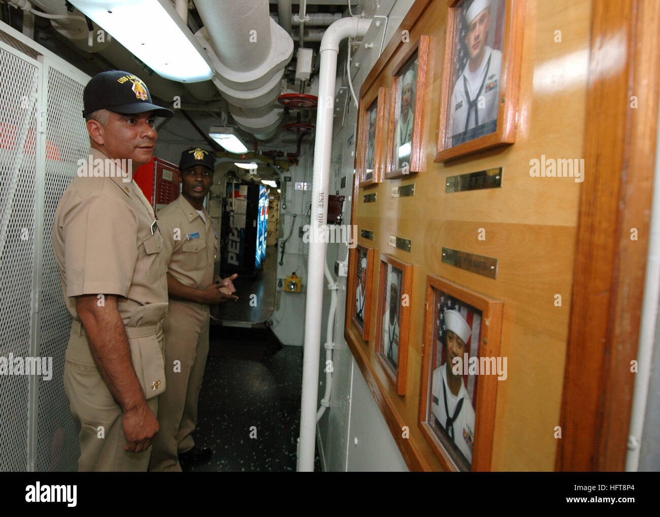 061030-N-4965F-001 Pearl Harbor, Hawaii (30. Oktober 2006) - Master Chief Petty Officer der Marine (INTERNIERUNGSLAGER) Joe R. Campa Jr. sieht ein Foto-Dienstplan-Board von Matrosen, die während eines Besuchs zu Naval Station Pearl Harbor, Lenkflugkörper Kreuzer der Ticonderoga-Klasse USS Lake Erie (CG-70) zugewiesen. INTERNIERUNGSLAGER befindet sich in Hawaii Region besuchen lokale Navy Befehle und Matrosen. Foto: U.S. Navy Mass Communication Specialist 1. Klasse James E. Foehl (freigegeben) US Navy 061030-N-4965F-001 Master Chief Petty Officer der Marine (INTERNIERUNGSLAGER) Joe R. Campa Jr. sieht ein Foto-Dienstplan-Board von Matrosen, die Tic zugewiesen Stockfoto