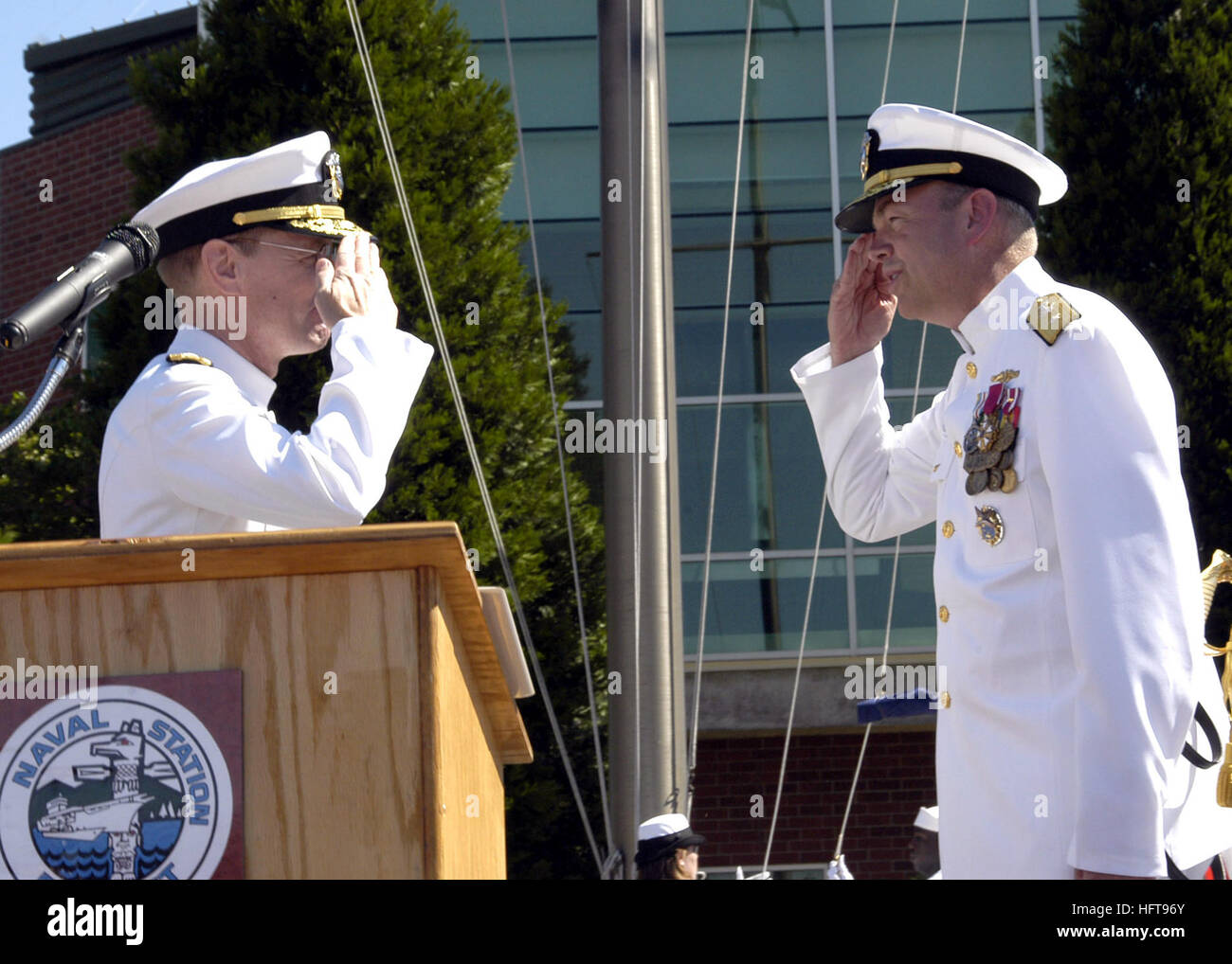 070711-N-3390M-001-EVERETT, Washington (11. Juli 2007) Ñ Rear Admiral William French und Rear Admiral James Symonds Austausch salutiert während der Navy Region Nordwest-Änderung der Befehl Zeremonie im Naval Station Everett statt. Symonds entlastet Französisch als Kommandierender Offizier in einer Zeremonie an Bord der Raumstation in Jackson Plaza statt. Foto: U.S. Navy Mass Communication Specialist 2. Klasse Douglas G. Morrison (freigegeben) Austausch von US Navy 070711-N-3390M-001 Rear Admiral William French und Rear Admiral James Symonds salutiert während der Navy Region Nordwest-Änderung der Befehl Zeremonie im Naval Station Everett Stockfoto