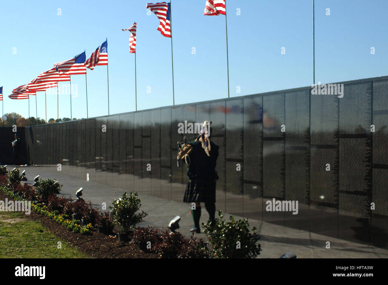 061117-N-5307M-113 Virginia Beach, VA.  (November 17, 2006) - John Nugent, Vietnam-Veteran, spielt der Dudelsack als Teil der Eröffnungsfeier an der Menschenwürde Memorial Vietnam Wand im Mt. Trashmore Park. Die Ausstellung durchzieht das Land jedes Jahr ermöglicht Millionen von Besuchern zu sehen und berühren die schwarze, spiegelglatte Oberfläche, beschriftet mit den Namen von mehr als 58.000 Amerikanern, die gestorben sind oder fehlen in Vietnam. Die Wand ehrt alle US-Veteranen und Vietnamveteranen gewidmet ist. US Navy Foto von Masse Kommunikation Spezialist Seemann Tristan Miller (freigegeben) Marine 061117-N-5307M-113 J Stockfoto