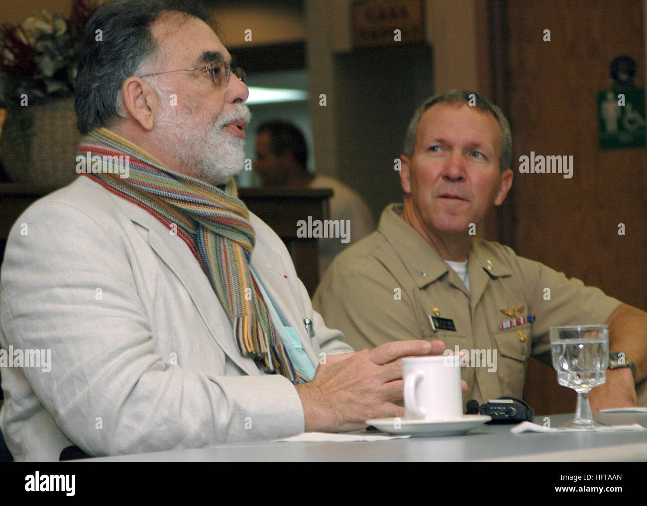 061121-N-4044H-002-Neapel, Italien (21. November 2006) Ð Naval Support Activity (NSA) Neapel Kommandierender Offizier Captain Floyd Hehe hört sich Regisseur Francis Ford Coppola beschreiben die Erfahrung bei der Herstellung der international anerkannten Films der Pate-Trilogie. Hehe trat der Direktor, der von Moral, Wohlbefinden und Erholung Beamten, für ein Autogramm signieren und Fototermin nach Capodichino Ciao Halle gebracht wurde. Foto: U.S. Navy Masse Kommunikation Spezialist Seemann Eddie D. Harrison (freigegeben) US Navy 061121-N-4044H-002 Naval Support Aktivität (NSA) Neapel Kommandierender Offizier Mütze Stockfoto