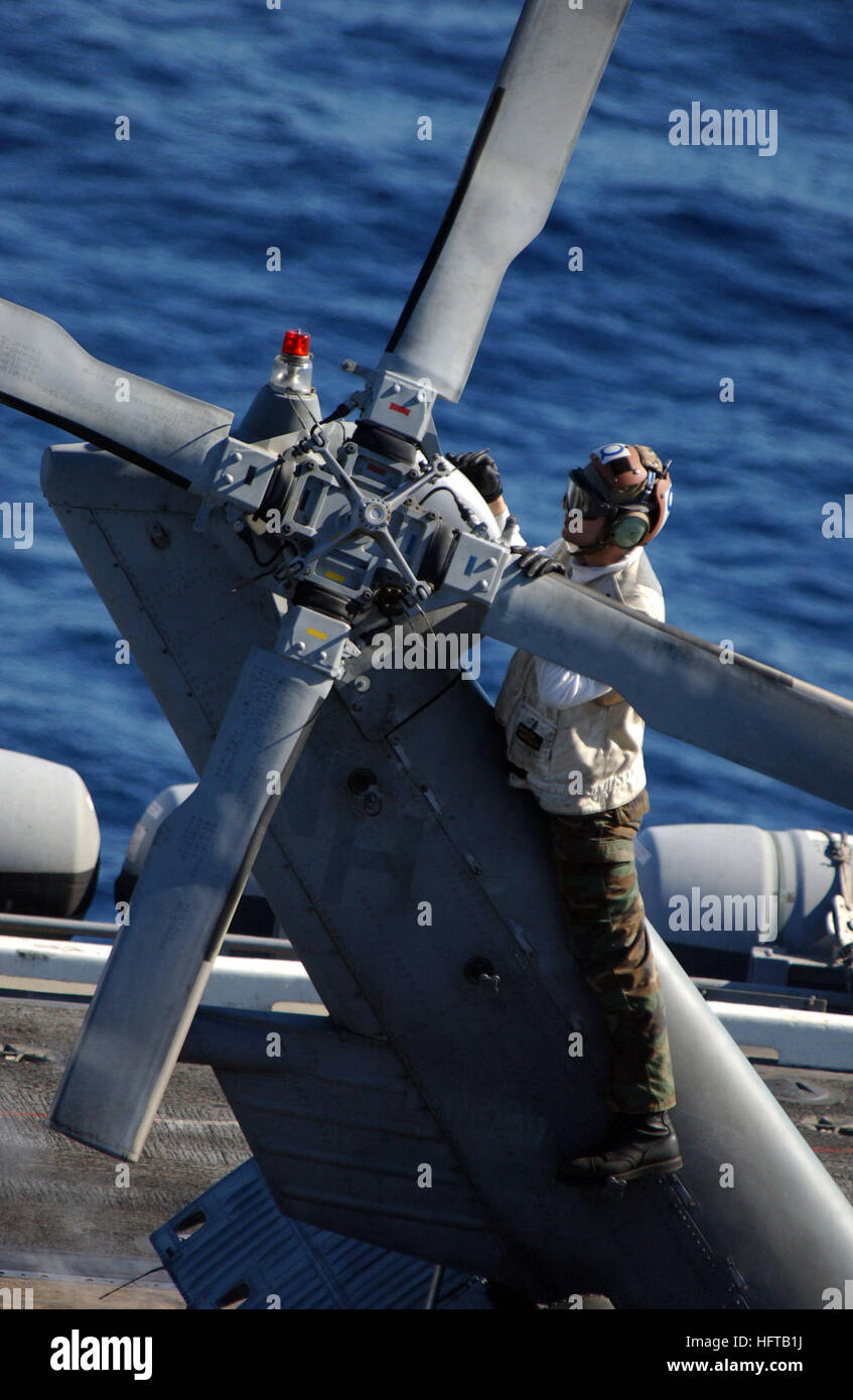 061202-N-0890S-037 Pazifik (2. Dezember 2006) - ein Crew-Mitglied zugeordnet, der Hubschrauber Anti-Submarine Squadron Six (HS-6) inspiziert eine SH-60F Seahawk vor Flugbetrieb auf dem Flugdeck an Bord der nuklear angetriebene Flugzeugträger USS Nimitz (CVN-68). Nimitz führt derzeit Composite Training Unit Übung (COMPTUEX) vor der Küste von Süd-Kalifornien. Foto: U.S. Navy Masse Kommunikation Spezialist Seemann Lehrling David L. Smart (freigegeben) US Navy 061202-N-0890S-037 A Crew-Mitglied zugeordnet, der Hubschrauber Anti-Submarine Squadron Six (HS-6) prüft eine SH-60F S Stockfoto