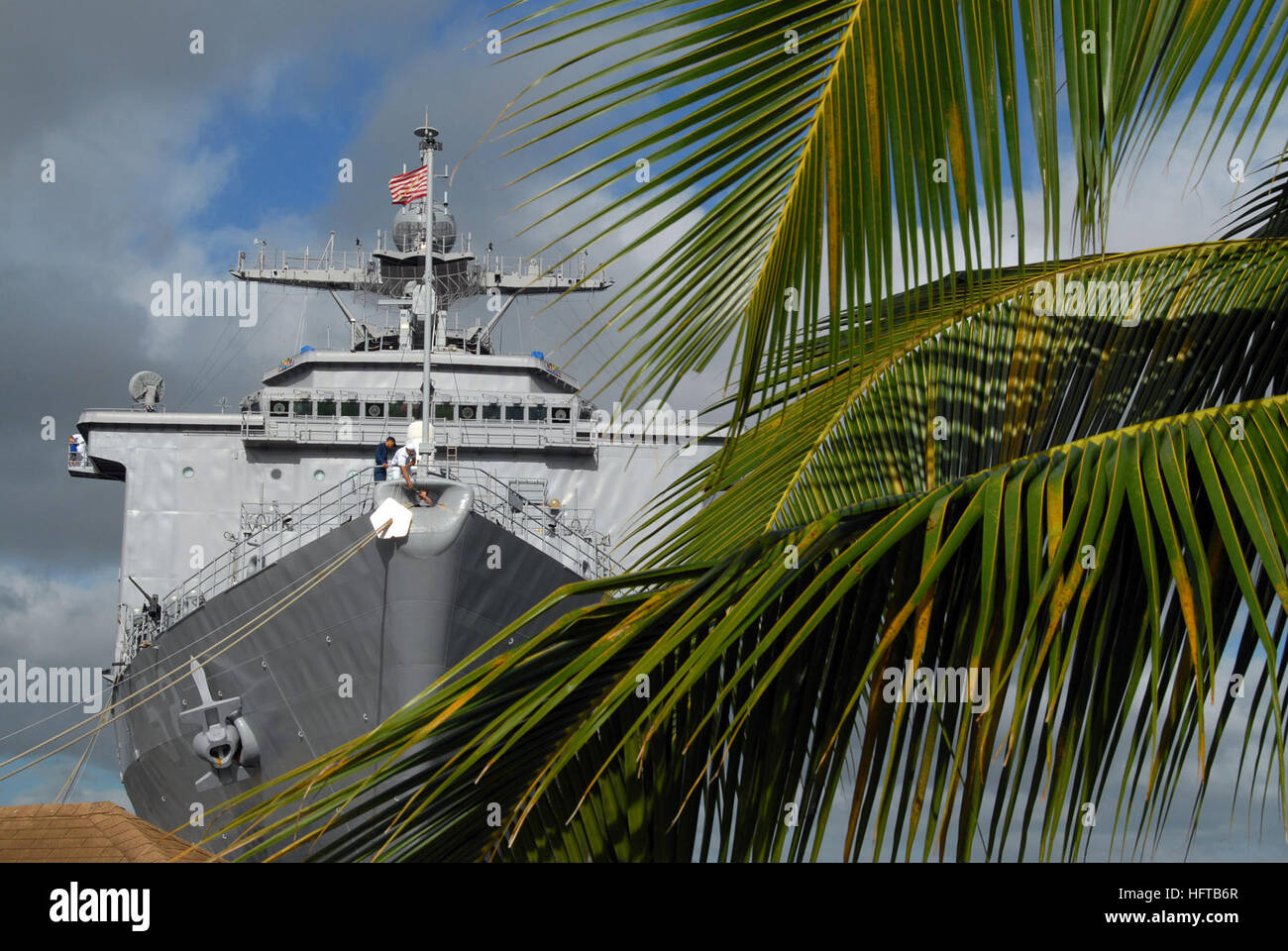 061204-N-4965F-017 Pearl Harbor, Hawaii (4. Dezember 2006) - A Sailor zugewiesen Landungsschiff USS Pearl Harbor (LSD-52) dock passt eine Ratte Wache auf einem Palstek nach Liegeplatz Expeditionary Naval Station Pearl Harbor. USS Pearl Harbor ist derzeit im Hafen um diejenigen ehren, die tapfer kämpften auf um der Insel Oahu während des Angriffs auf 7. Dezember 1941 zu verteidigen. Foto: U.S. Navy Mass Communication Specialist 1. Klasse James E. Foehl (freigegeben) US Navy 061204-N-4965F-017 A Sailor zugewiesen Landungsschiff USS Pearl Harbor (LSD-52) dock passt eine Ratte Wache auf einem Palstek nach Liegeplatz Expeditionary Naval Station Pearl Stockfoto