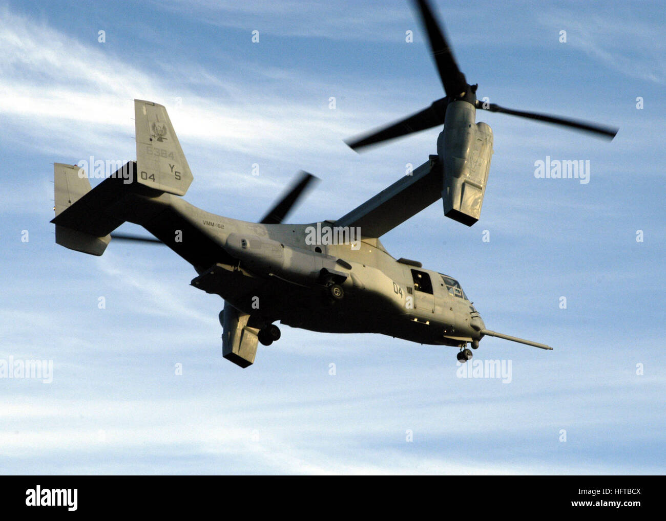 061206-N-0730W-059-Atlantik (6. Dezember 2006) - ein v-22 Osprey von VMM-162-Geschwader im Flug während praktizierender Touch und Landungen erhalten ihre Qualifikation an Bord der Mehrzweck amphibische Landung Deck Schiff USS WASP (LHD-1) zu gehen. Wespe ist auf der Durchreise nach Norfolk, Virginia, nach einem Besuch in Philidelphia, Pennslyvania um ihre Unterstützung bei der Army - Navy Fußballspiel am 2. Dezember zeigen. Foto: U.S. Navy Mass Communication Specialist 3. Klasse Sarah West (freigegeben) US Navy 061206-N-0730W-059 A MV-22 Osprey Praxis berühren und Landungen auf dem Flugdeck der Mehrzweck Amphib gehen Stockfoto