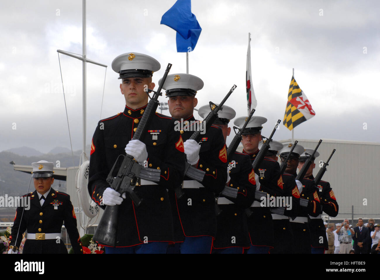 061207-N-4965F-048 Pearl Harbor, Hawaii (7. Dezember 2006)-Marines, zentrale Service Battalion, Camp Smith, Hawaii, Position für ein Gewehr Salut während einer gemeinsamen US Navy/National Park Service Zeremonie anlässlich des 65. Jahrestages des Angriffs auf Pearl Harbor zugewiesen. Mehr als 1.500 Pearl Harbor Überlebende, Angehörige und Freunde von auf der ganzen Nation trat mehr als 2.000 Gäste und die Öffentlichkeit für die jährliche Begehung. Foto: U.S. Navy Mass Communication Specialist 1. Klasse James E. Foehl (freigegeben) US Navy 061207-N-4965F-048 marinen Headqu zugewiesen Stockfoto