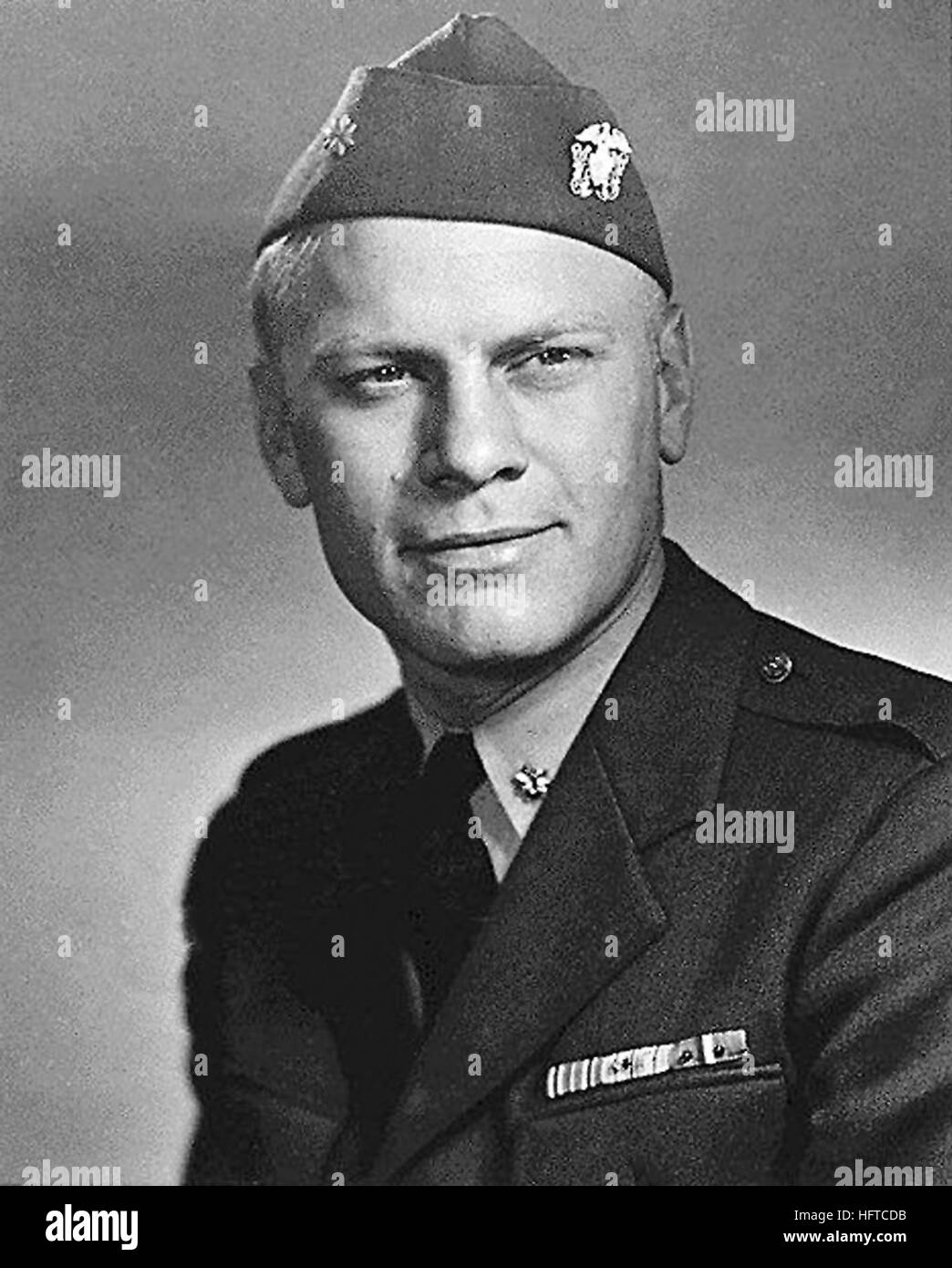 061227-N-0000 X-003 DOD Datei Foto: Lt. CMdR Gerald Ford in einheitlichen 1945, der später der 38. Präsident der Vereinigten Staaten (1974-1977).  Ford erhielt sein Offizierspatent als Fähnrich in die US Naval Reserve am 13. April 1942 und später in vielen Aktionen in der Pacific an Bord des schnellen Flugzeugträgers USS Monterey (CVL-26) teilgenommen.  Im Februar 1946 wurde er aus dem aktiven Dienst unter ehrenvollen Bedingungen entlassen. Präsident Ford, 93, verstarb am 26. Dezember 2006 in seinem Haus in Rancho Mirage, Kalifornien  DOD photo (freigegeben) US Navy 061227-N-0000 X-003 Lt. CMdR Gerald Ford in einheitlichen 1945, Stockfoto