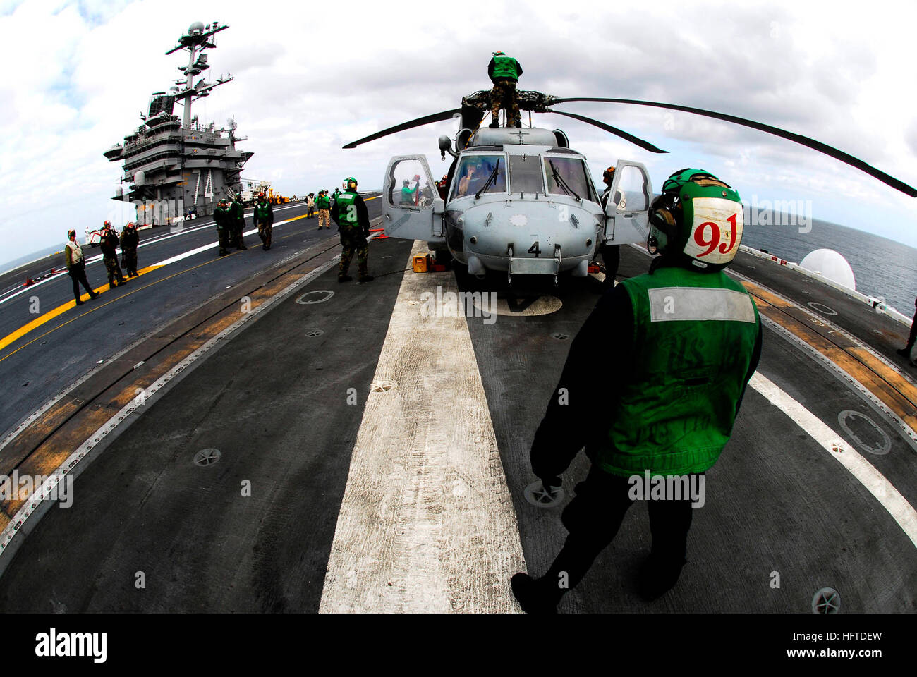 071120-N-3729H-068 Pazifik (20. Januar 2007) - Squadron Personal manuell entfalten die Blätter eine SH-60 Seahawk im Flugbetrieb auf dem Flugdeck der Nimitz-Klasse-Flugzeugträger USS John C. Stennis (CVN-74), die Eightballers der Hubschrauber Anti-Submarine Squadron acht (HS-8) zugewiesen. Stennis führt Träger Qualifikationen mit eingeschifften Carrier Air Wing Nine (CVW-9) vor der Küste des südlichen Kalifornien vor der Überschrift in den US Central Command-Bereich der Operationen zur Unterstützung der globalen Krieg gegen den Terror. Foto: U.S. Navy Mass Communication Specialist 3.Klasse Jon Stockfoto