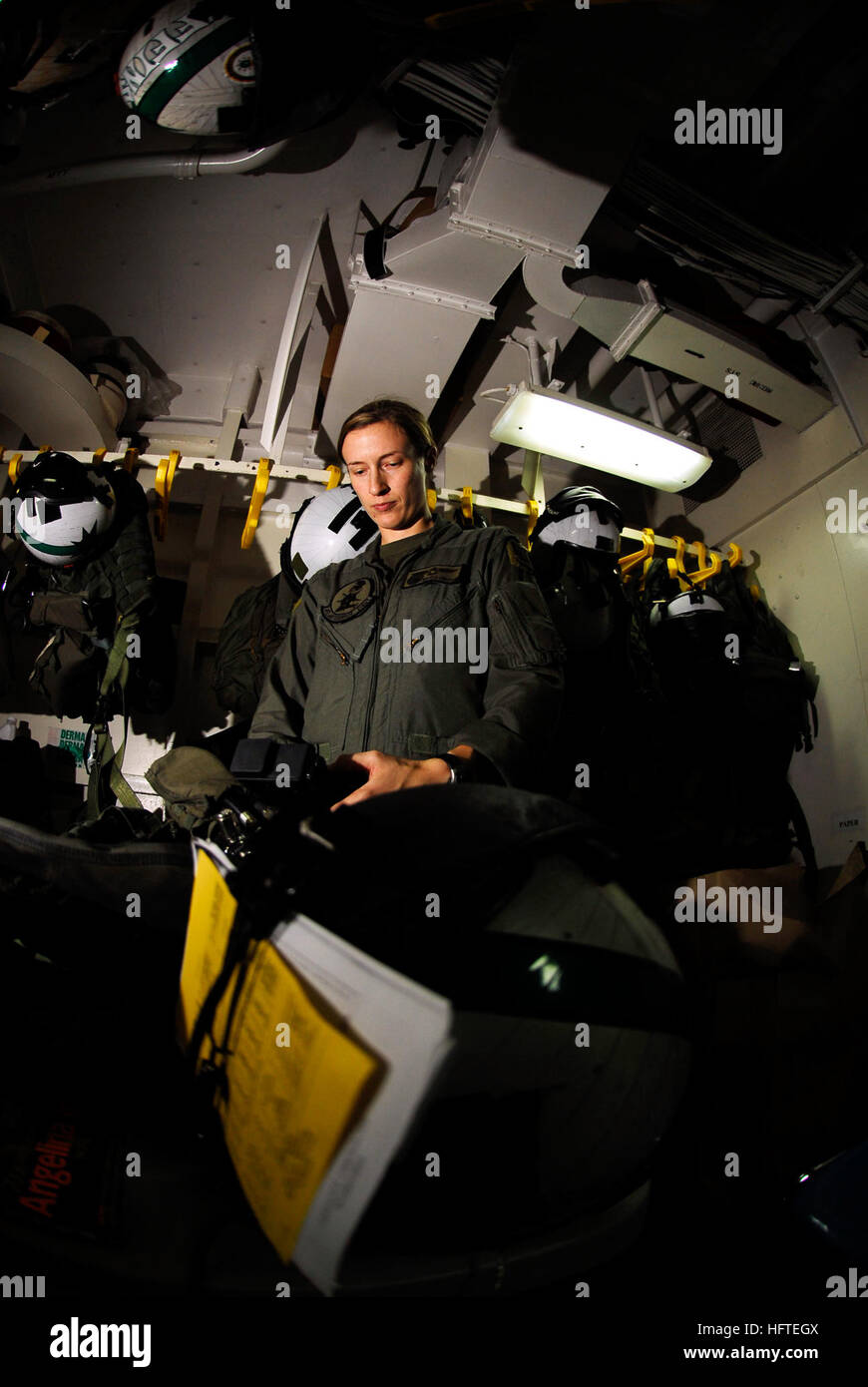 070204-N-3729H-020-Pazifik (4. Februar 2007) - Lt. Jessica Swanson, zugeordnet zu den "Eightballers" der Hubschrauber Anti-Submarine Squadron acht (HS-8), dons Flight Gear vor Pilotierung eines SH-60F Seahawk im Flugbetrieb an Bord Flugzeugträger der Nimitz-Klasse USS John C. Stennis (CVN-74). Stennis Carrier Strike Group führt Flug und integrierte Strike Group Operationen vor der Küste von Guam nach Betreten der 7. Flotte der Verantwortung, als Teil einer Bereitstellung, Frieden, regionale Zusammenarbeit und Stabilität zu fördern. Foto: U.S. Navy Mass Communication Specialist 3. Klasse Jo Stockfoto